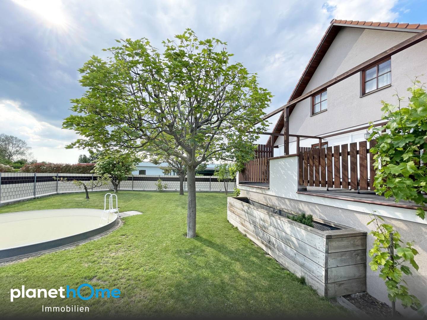 Einfamilienhaus mit Gartenpool und Doppelgarage