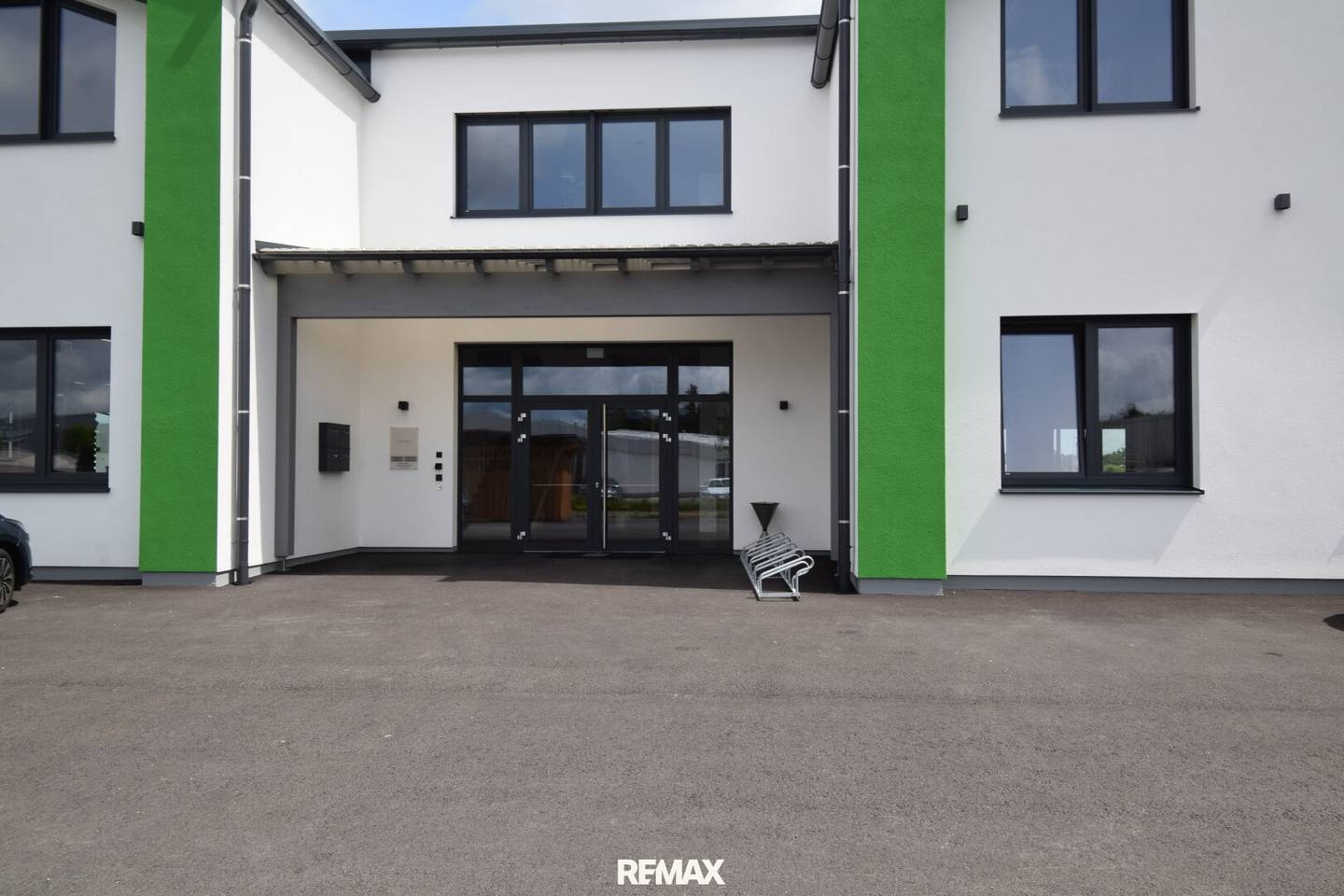 Neubau Praxisräume mit Photovoltaik und barrierefreiem Lift