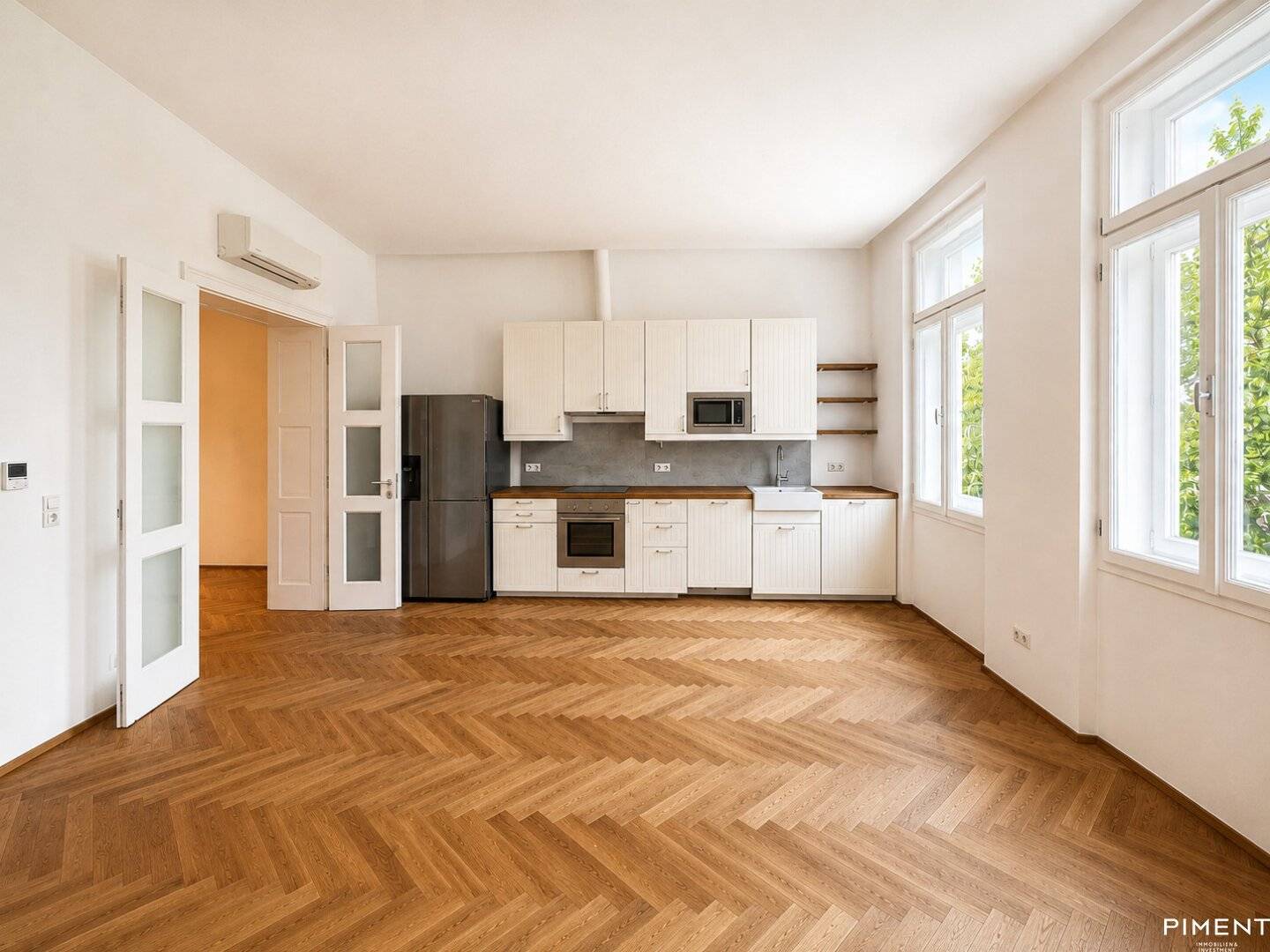 Altbau apartment with balcony and air conditioning in green quiet location