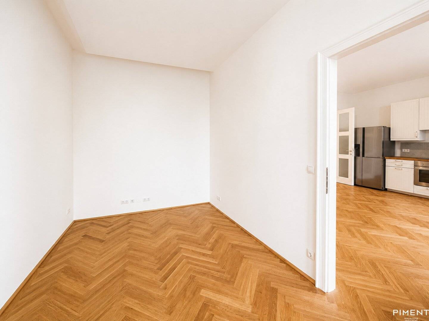 Altbau apartment with balcony and air conditioning in green quiet location