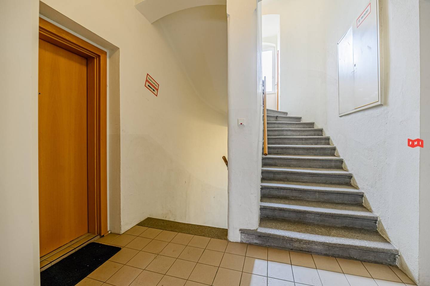 Altbau Apartment with Open Kitchen near Südbahnhofmarkt