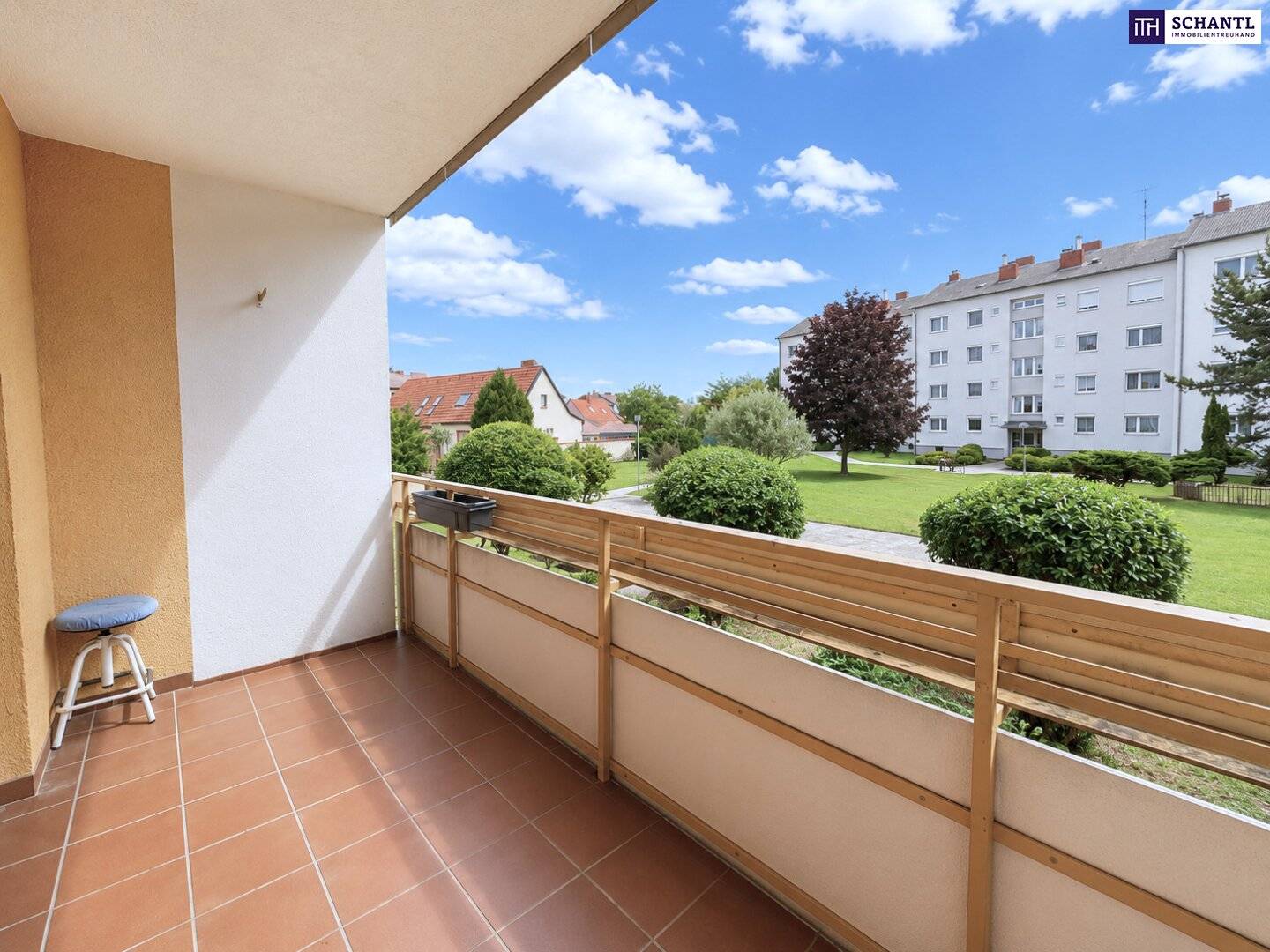 Spacious apartment with loggia and fireplace in green quiet location