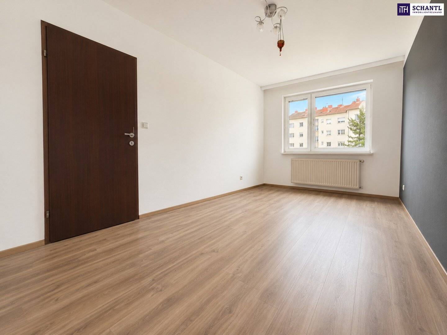 Spacious apartment with loggia and fireplace in green quiet location