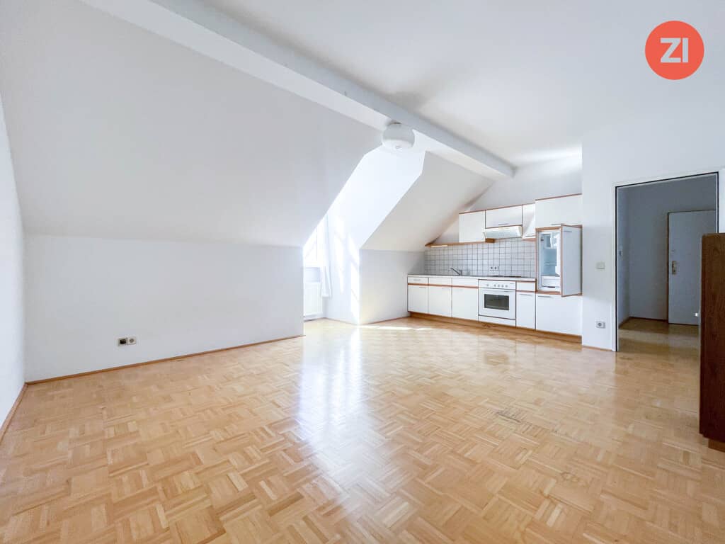 Top floor apartment with kitchen in prime location