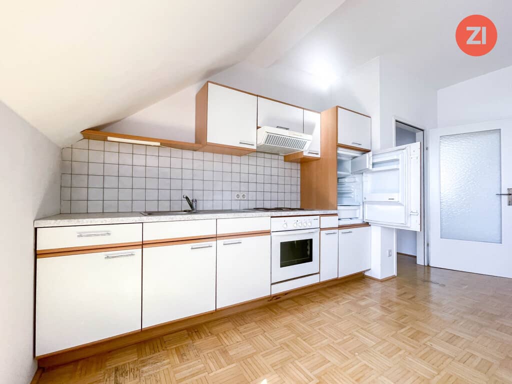 Top floor apartment with kitchen in prime location