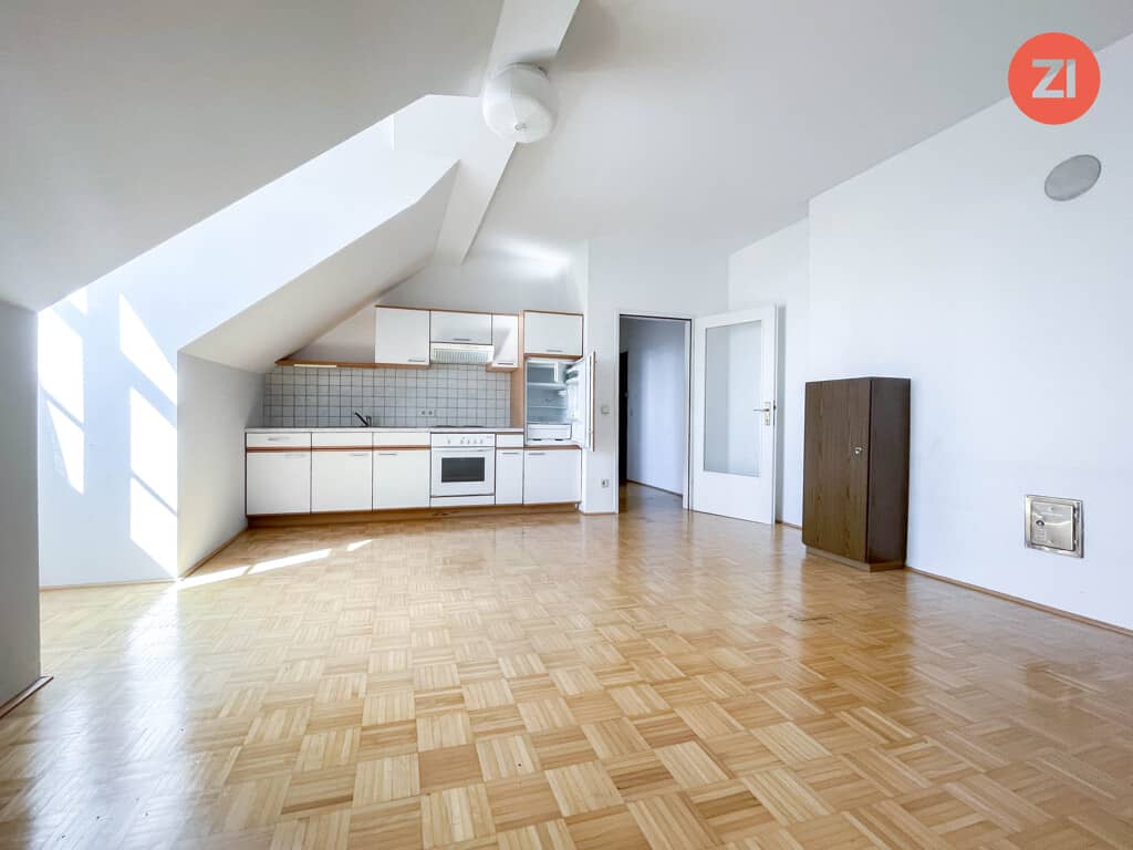 Top floor apartment with kitchen in prime location