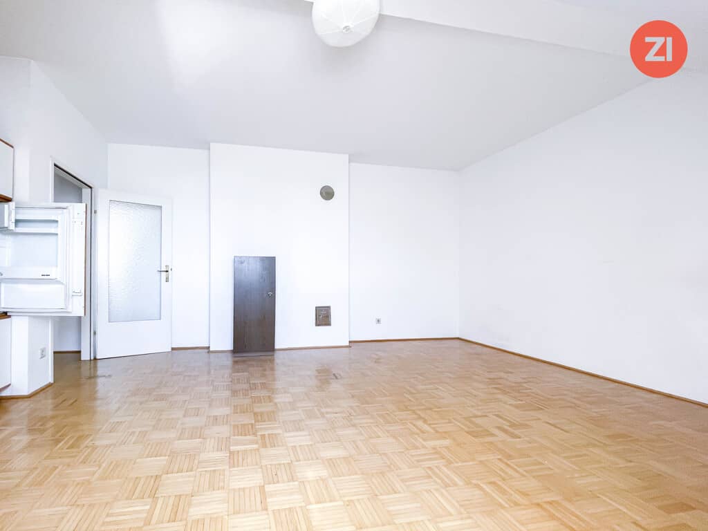 Top floor apartment with kitchen in prime location