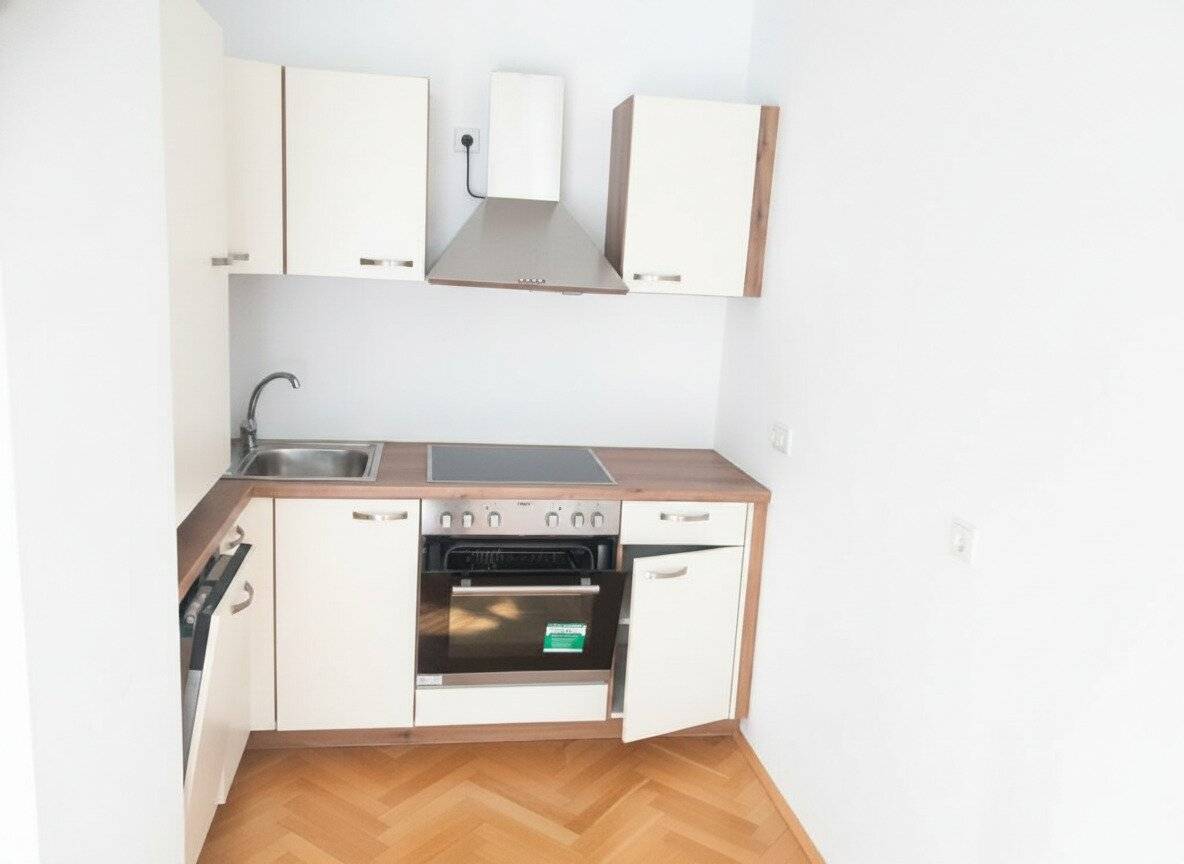 Wohnung mit Parkett und Tiefgaragenstellplatz