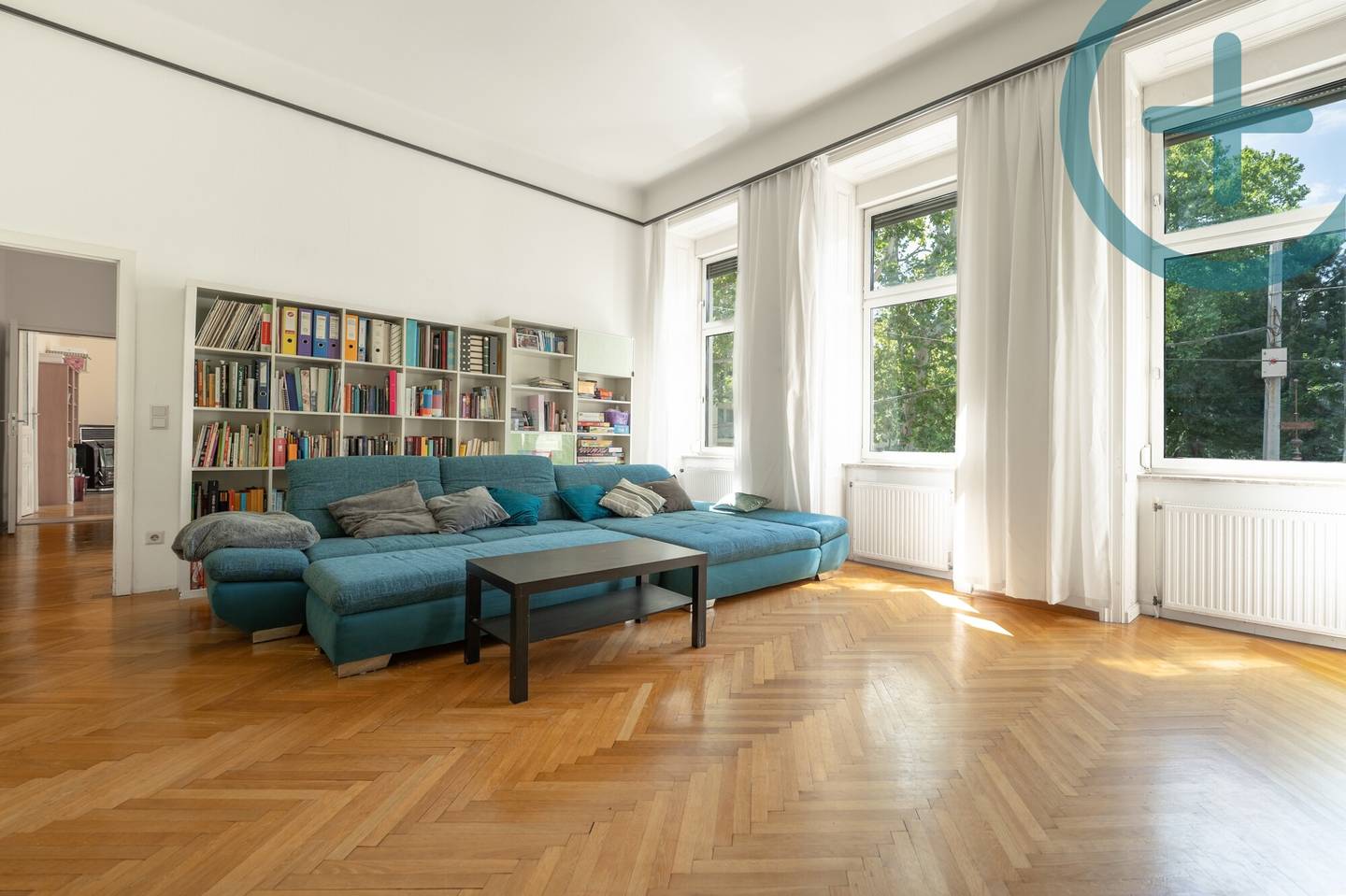 Spacious period apartment with fireplace and parquet