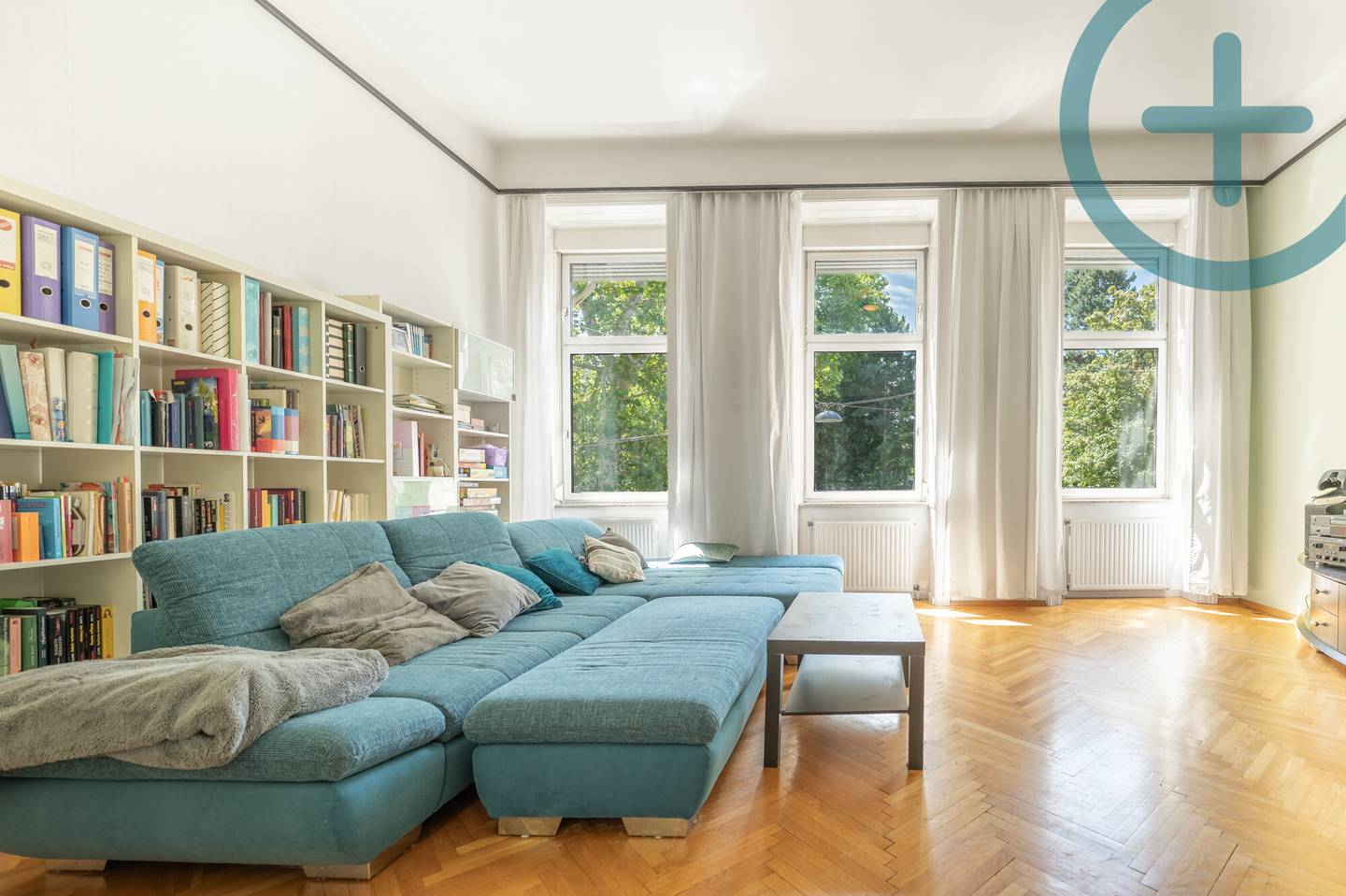 Spacious period apartment with fireplace and parquet