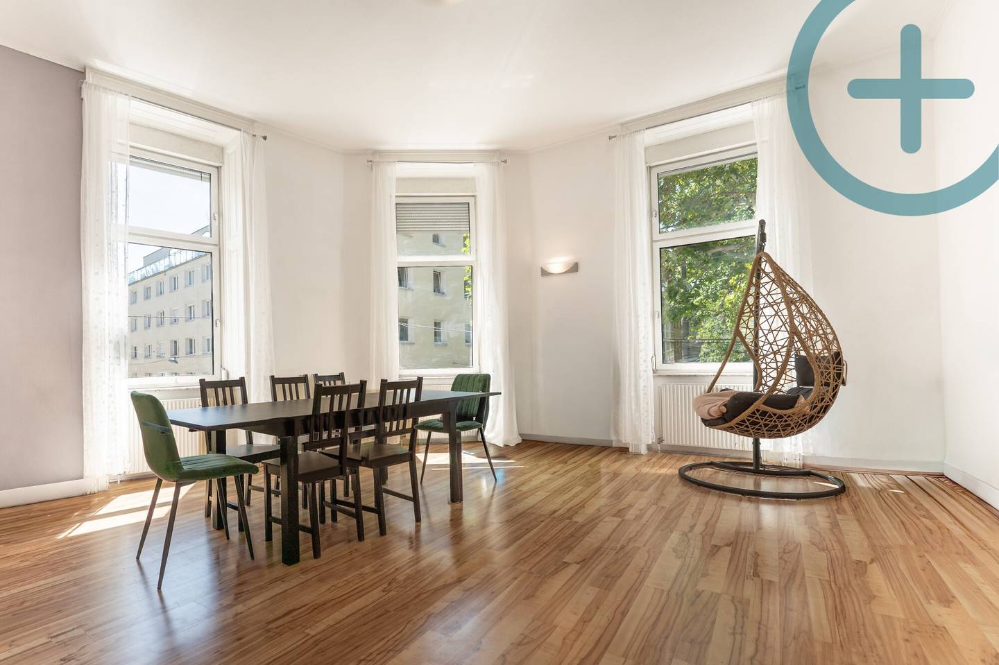 Spacious period apartment with fireplace and parquet