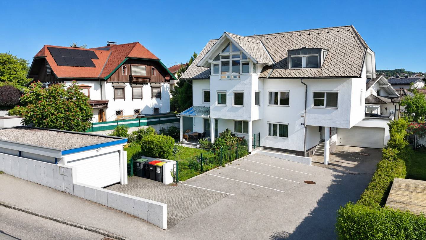 Sanierte Etagenwohnung mit Traunsteinblick und zwei Stellplätzen