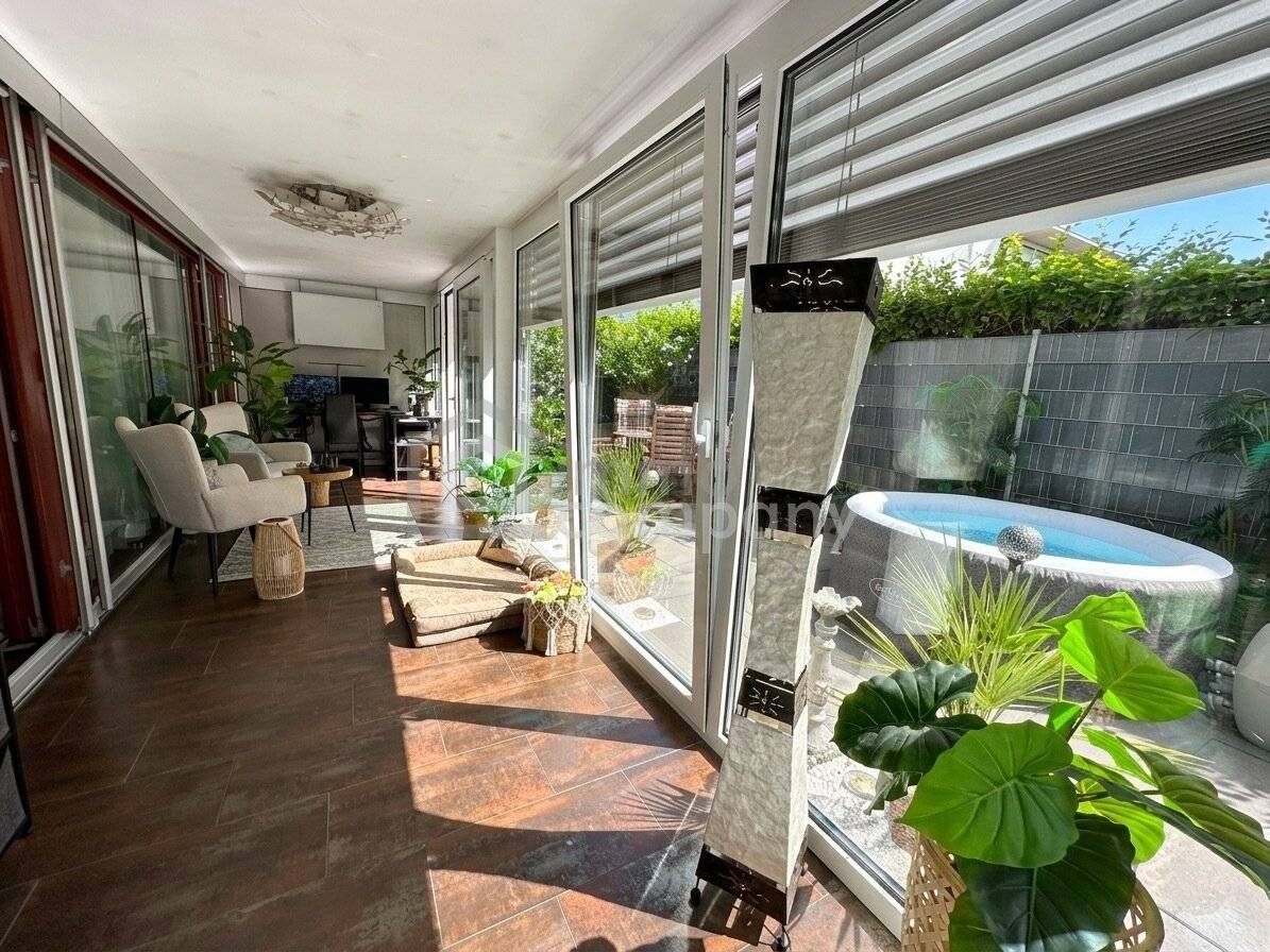 Erdgeschosswohnung mit beheiztem Wintergarten und Garten