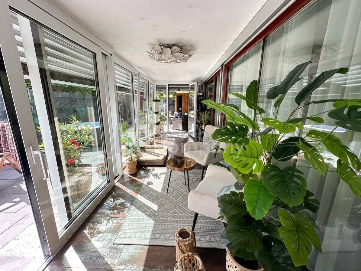 Erdgeschosswohnung mit beheiztem Wintergarten und Garten