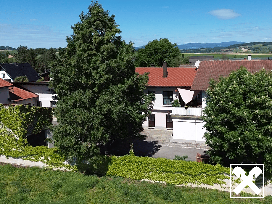Renovierte Erdgeschosswohnung mit Garten und Garage