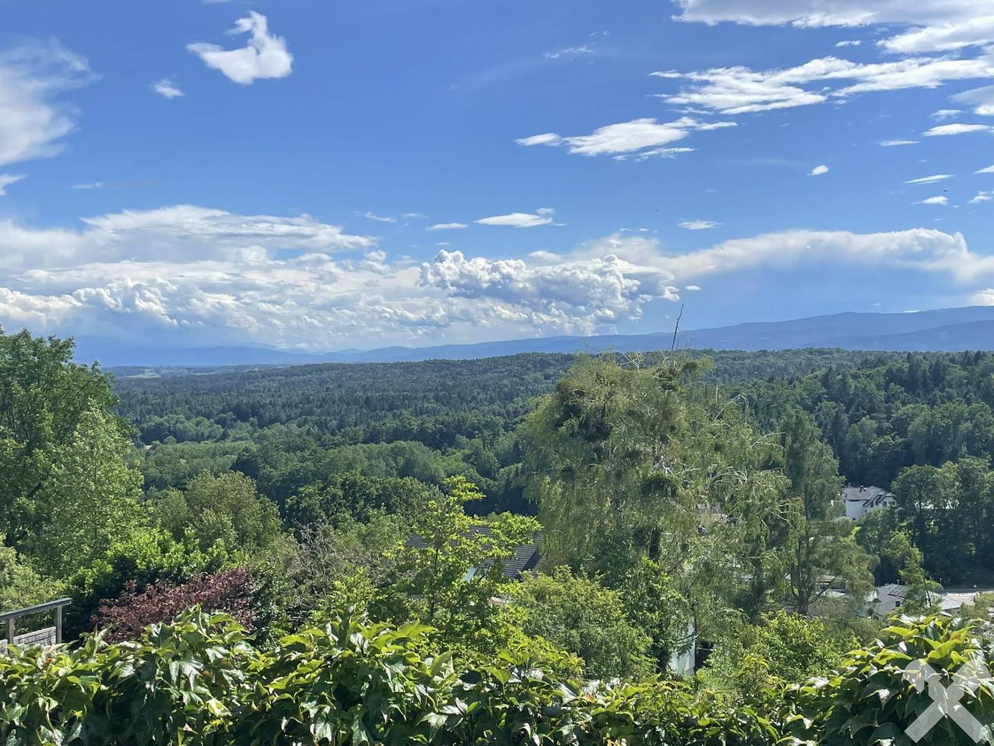 Einfamilienhaus mit Panoramablick und Sonnenausrichtung