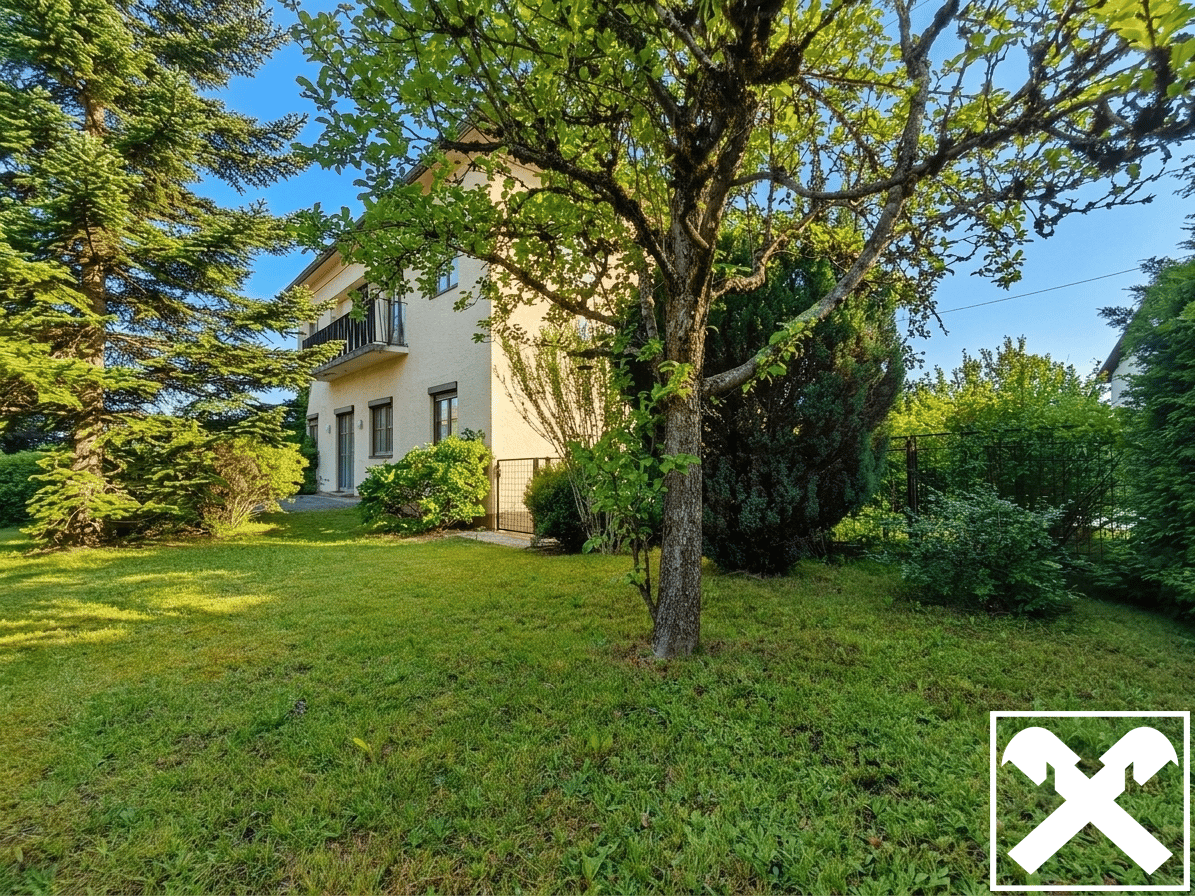 Einfamilienhaus mit Pool und Garten in naturnaher Lage