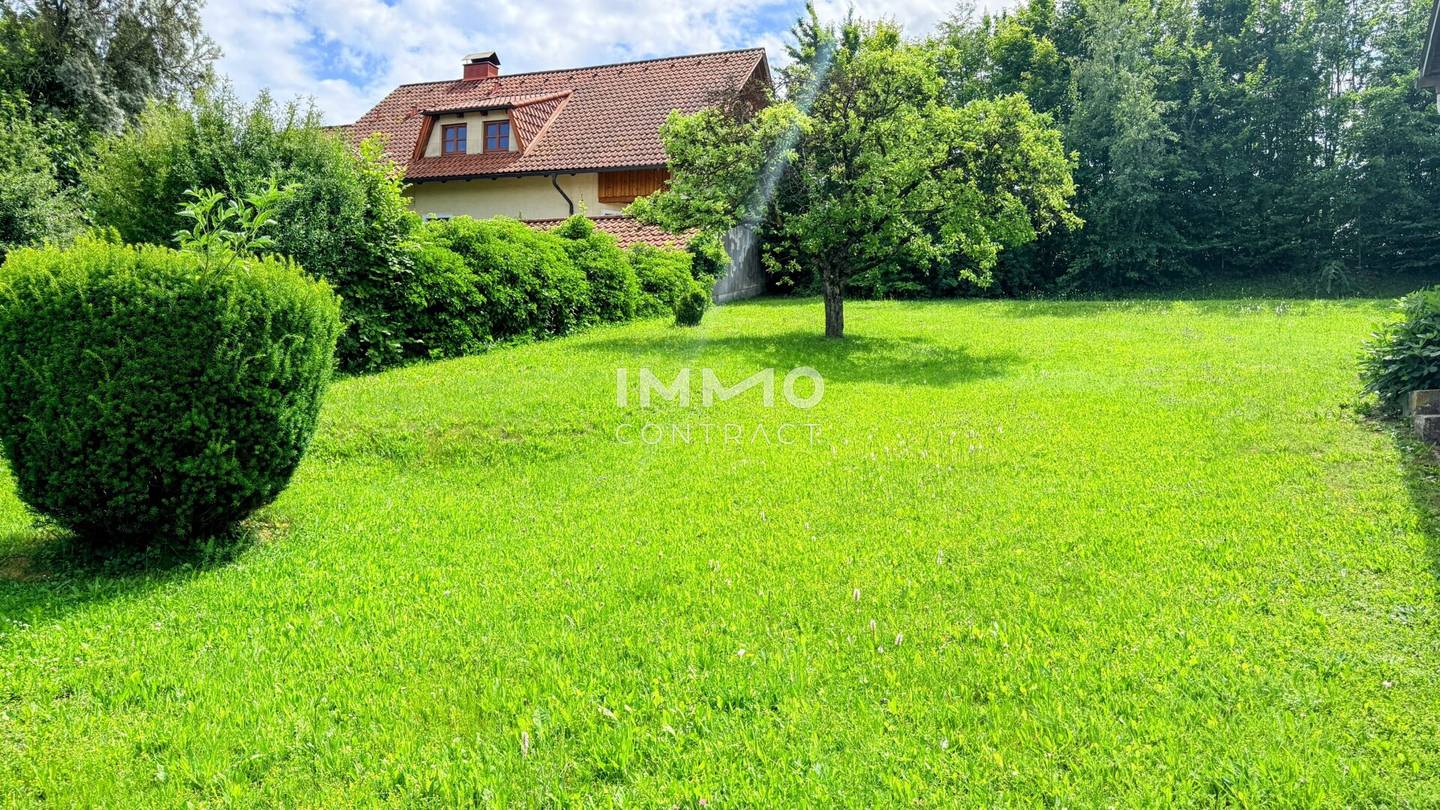 Einfamilienhaus mit Garten auf großem Grundstück