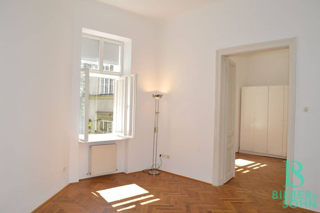 Elegante Altbauwohnung mit Fischgrätparkett und Balkonfenstern