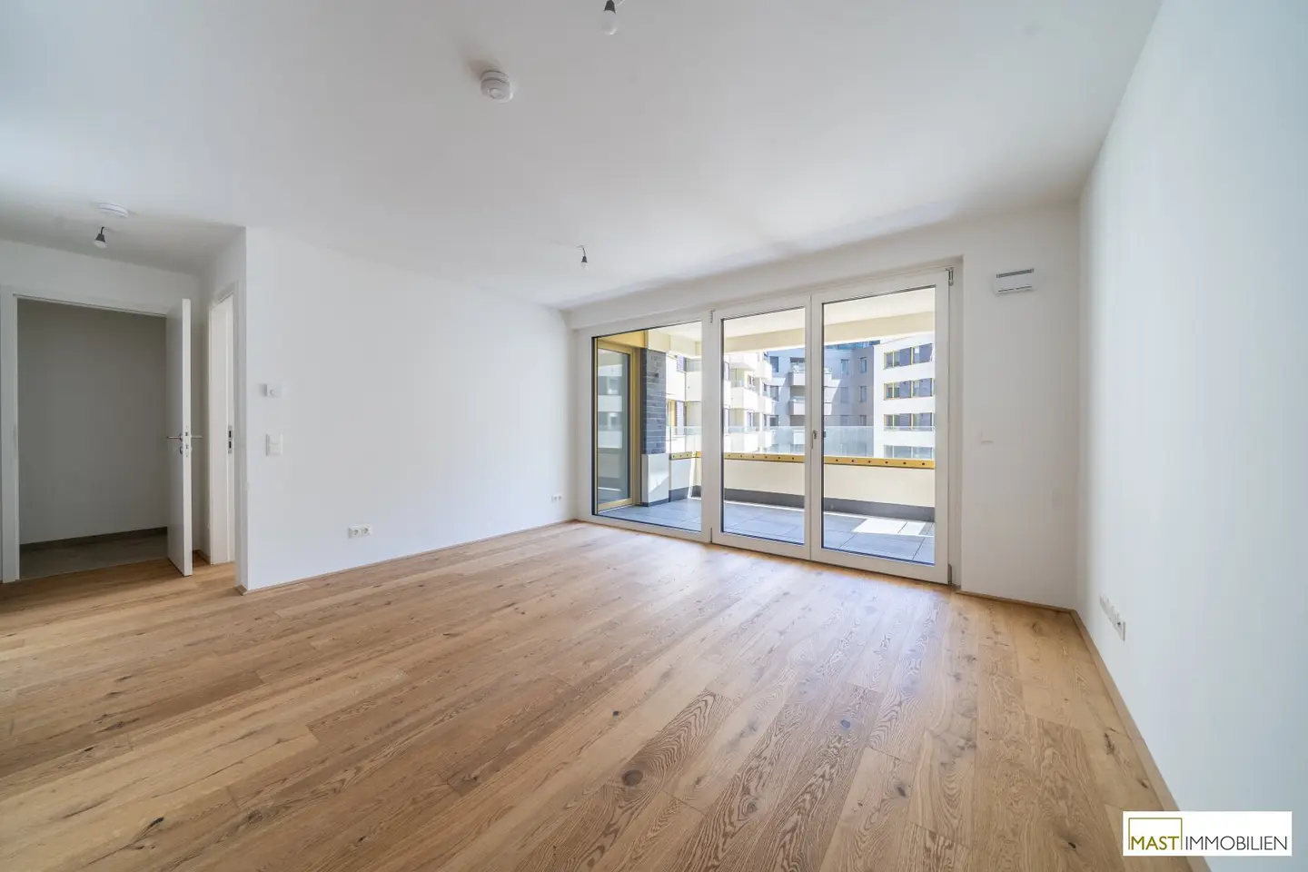 First occupancy Bright 2-room apartment with generous outdoor space