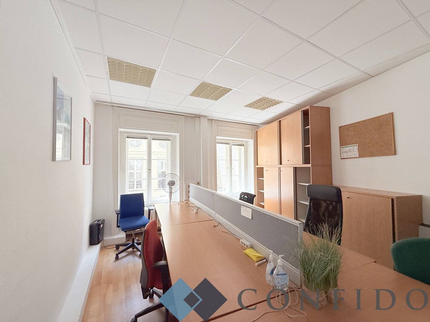 Helles 2 Zimmer Büro am Heumarkt im Altbau