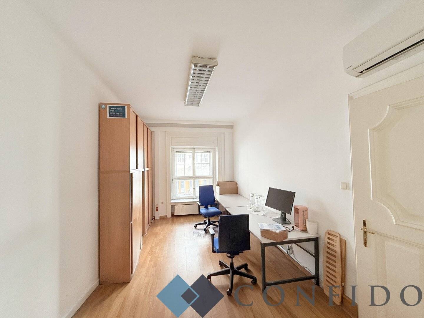Helles 2 Zimmer Büro am Heumarkt im Altbau