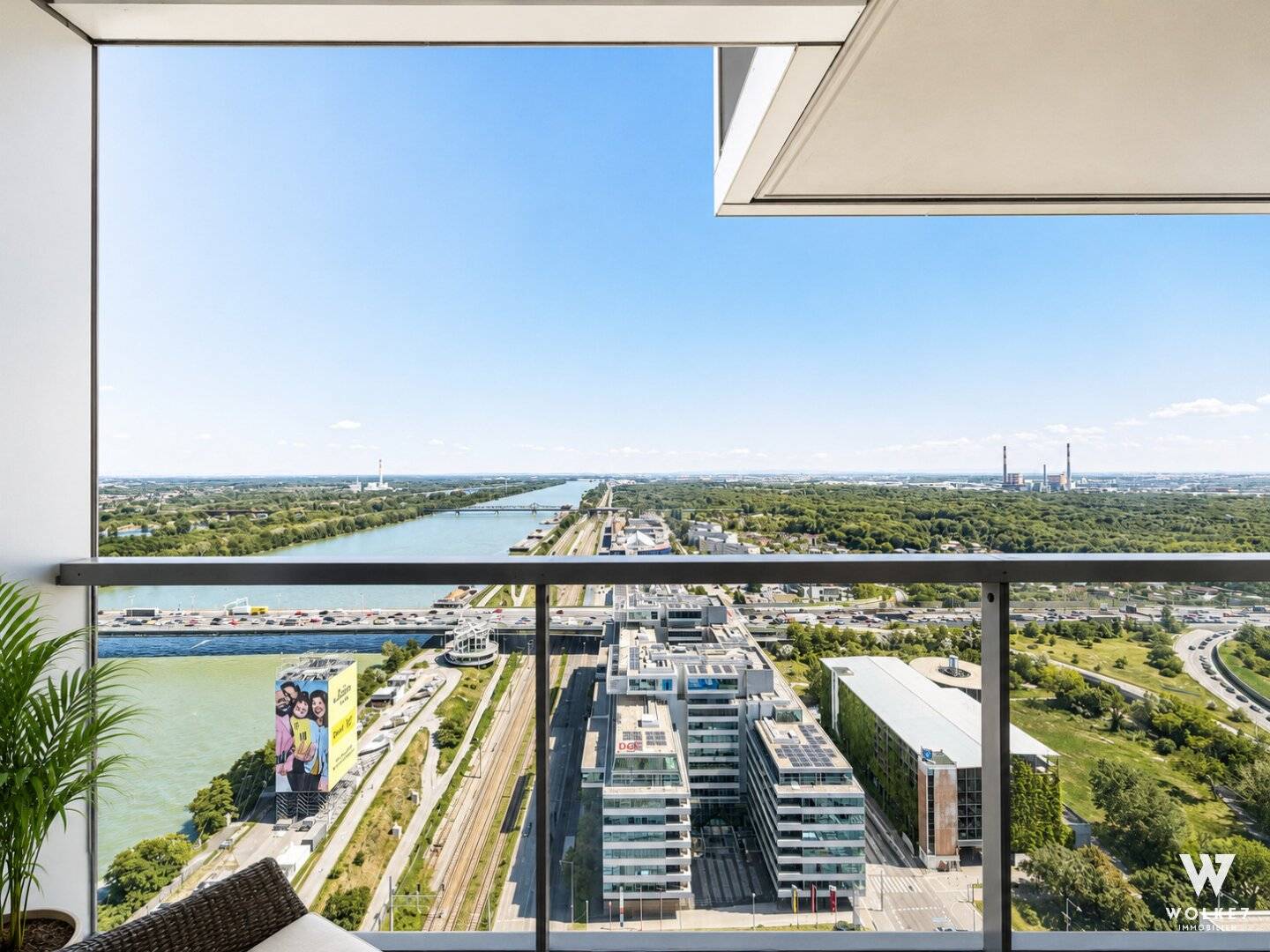 Corner apartment in Marina Tower with Danube view balcony and loggia
