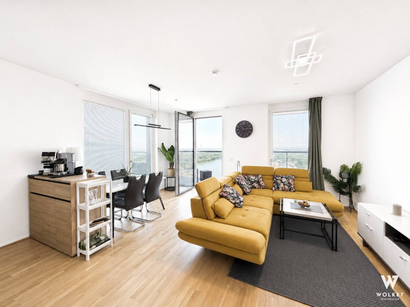Corner apartment in Marina Tower with Danube view balcony and loggia