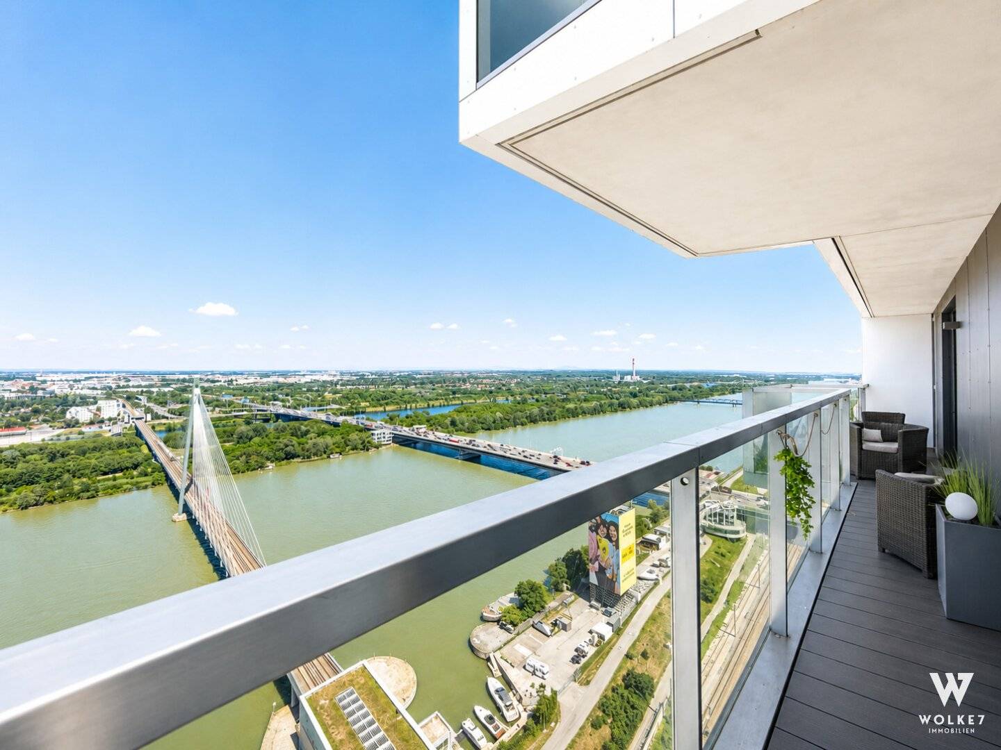 Corner apartment in Marina Tower with Danube view balcony and loggia