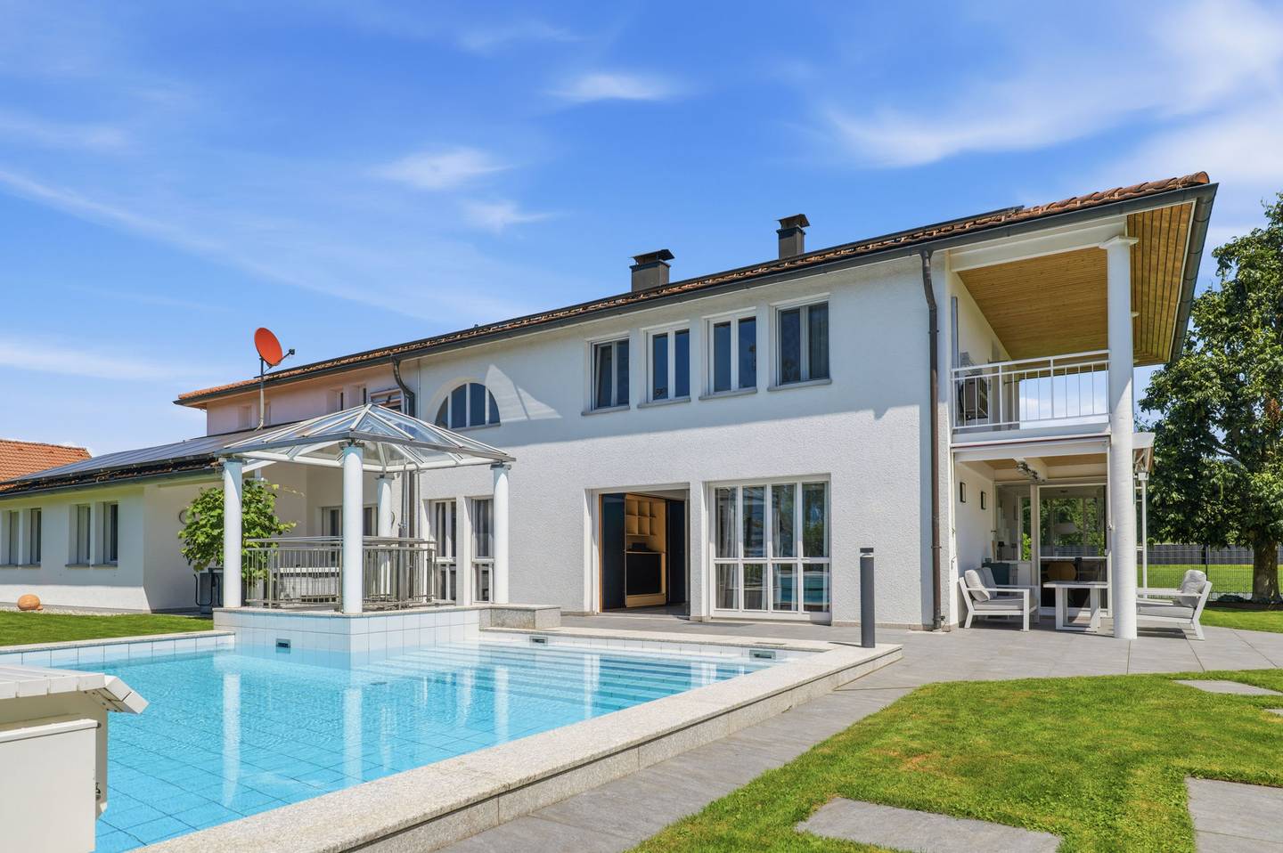 Villa mit Pool und Photovoltaik in privater Grünlage