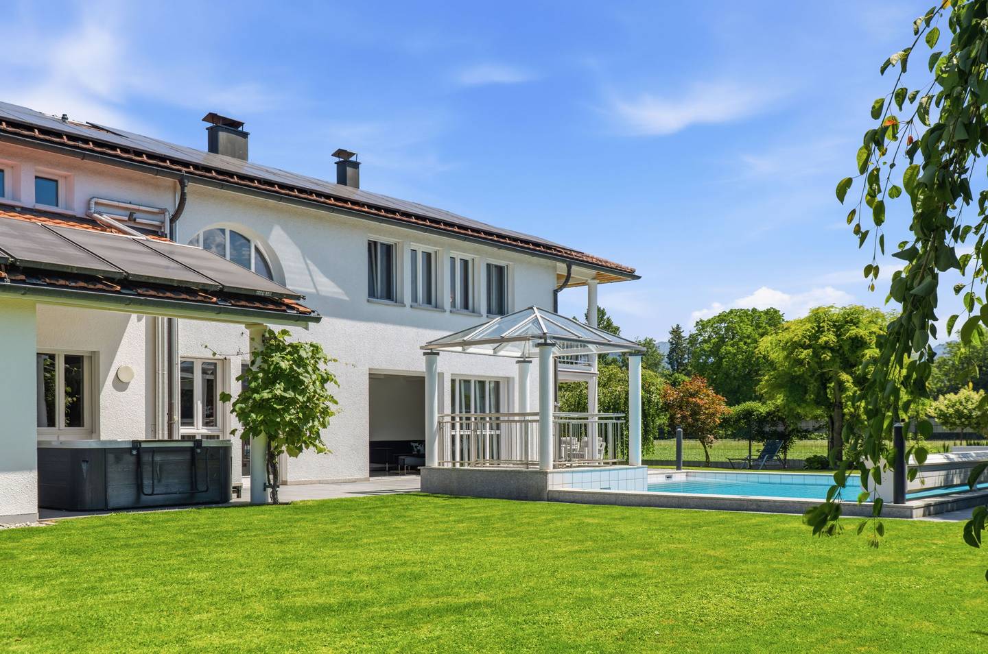 Villa mit Pool und Photovoltaik in privater Grünlage