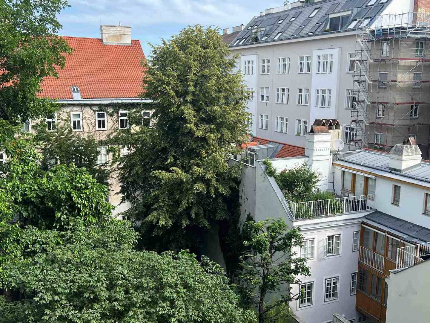 Renovated 2.5 Room Apartment with Parquet and Courtyard View