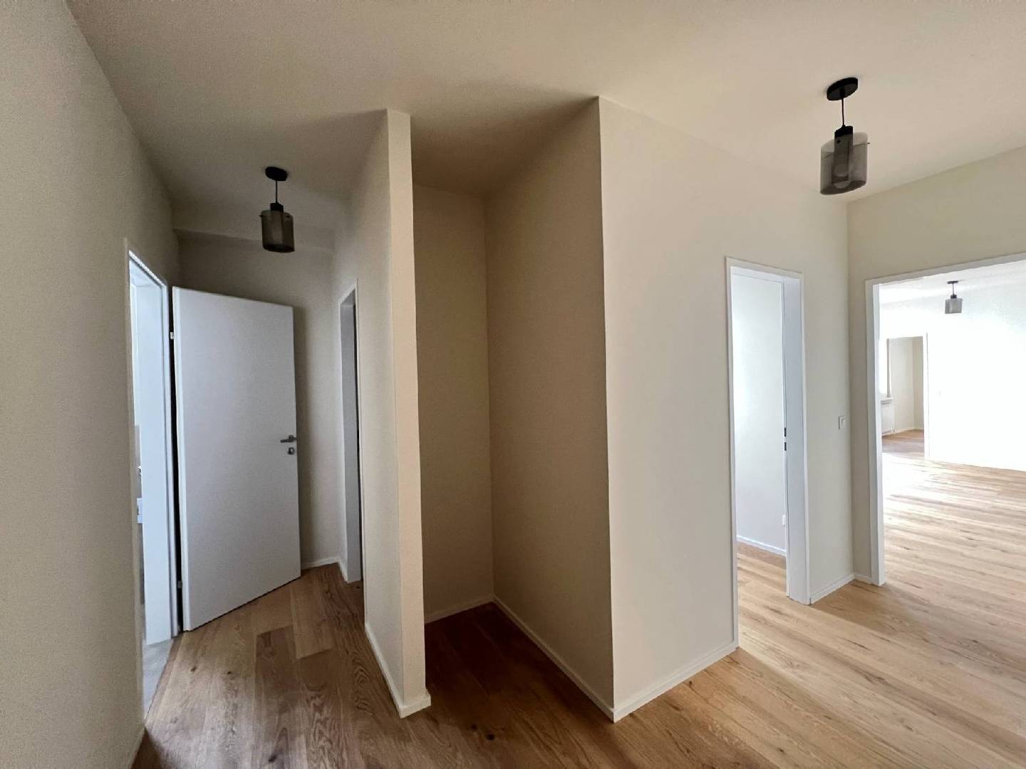 Renovated 2.5 Room Apartment with Parquet and Courtyard View