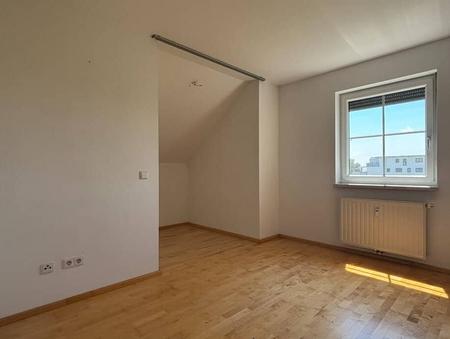 Bright Maisonette Apartment with Balcony and Green View