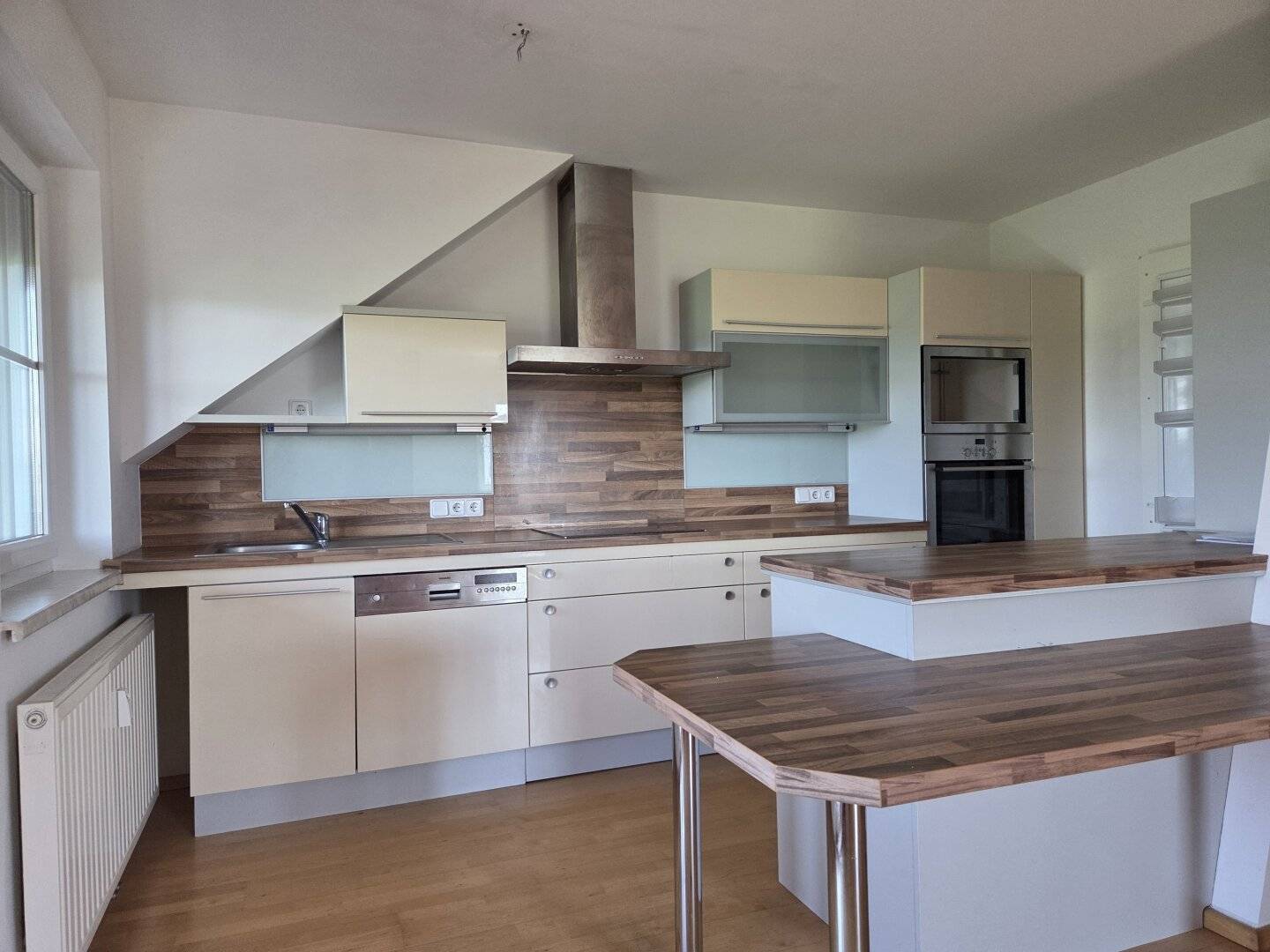 Bright Maisonette Apartment with Balcony and Green View