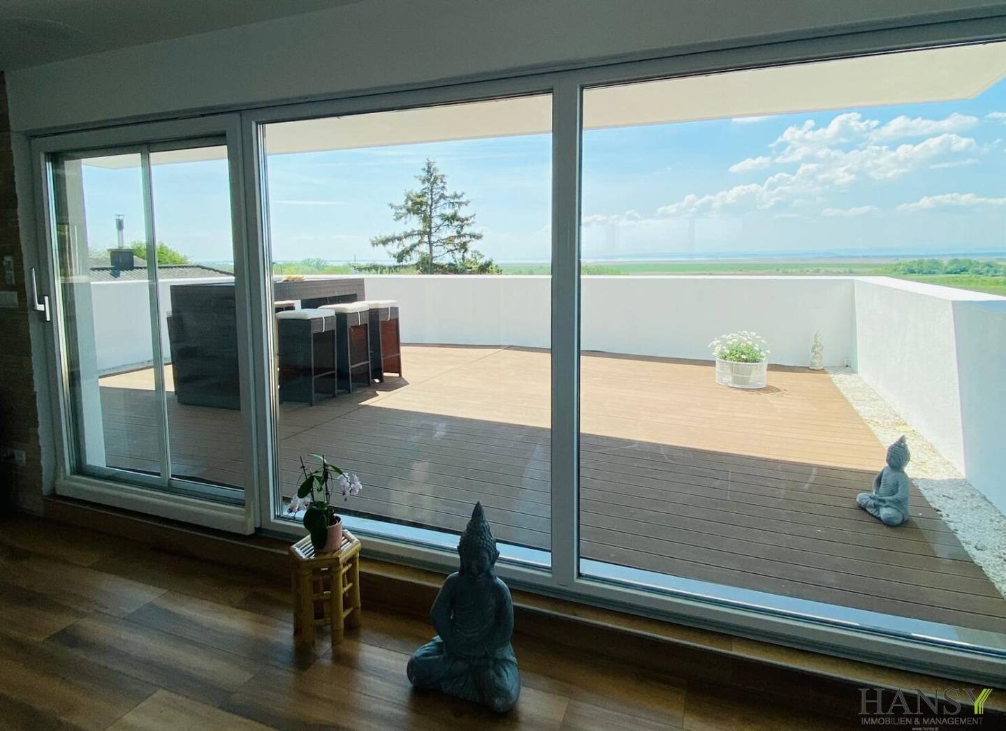 Neuwertiges Mehrfamilienhaus in Neusiedl am See – 20 Zimmer, Garten, Garage, Top Ausstattung!