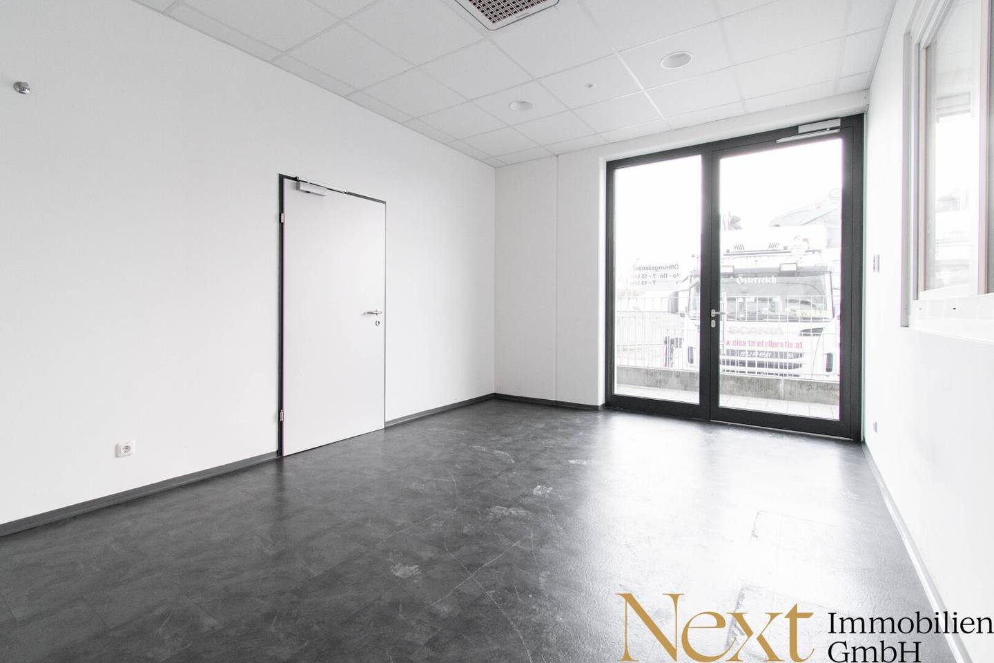 Attractive office space with approximately 250 parking spaces and spacious outdoor areas in the Leonding industrial area for rent