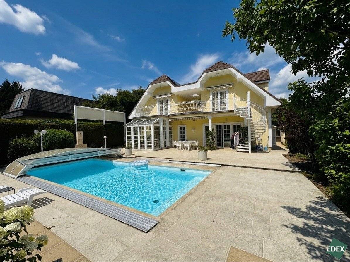 Elegant villa in idyllic Wienerwald location with pool and large garden