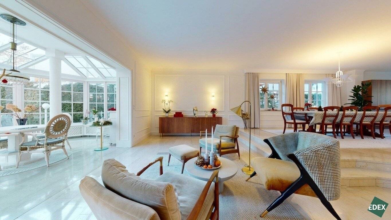 Elegant villa in idyllic Wienerwald location with pool and large garden