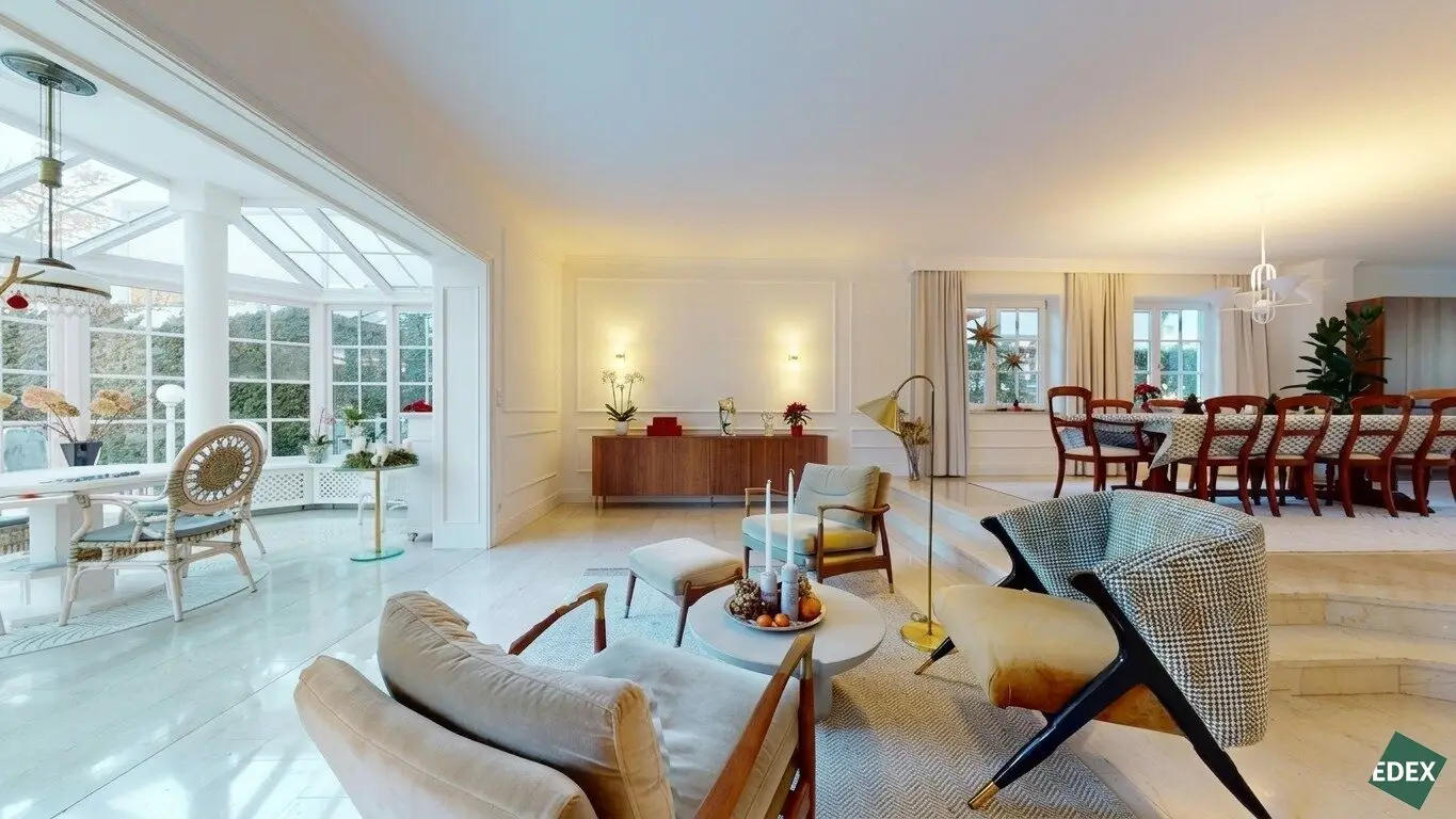 Elegante Villa in idyllischer Wienerwaldlage mit Pool und großem Garten