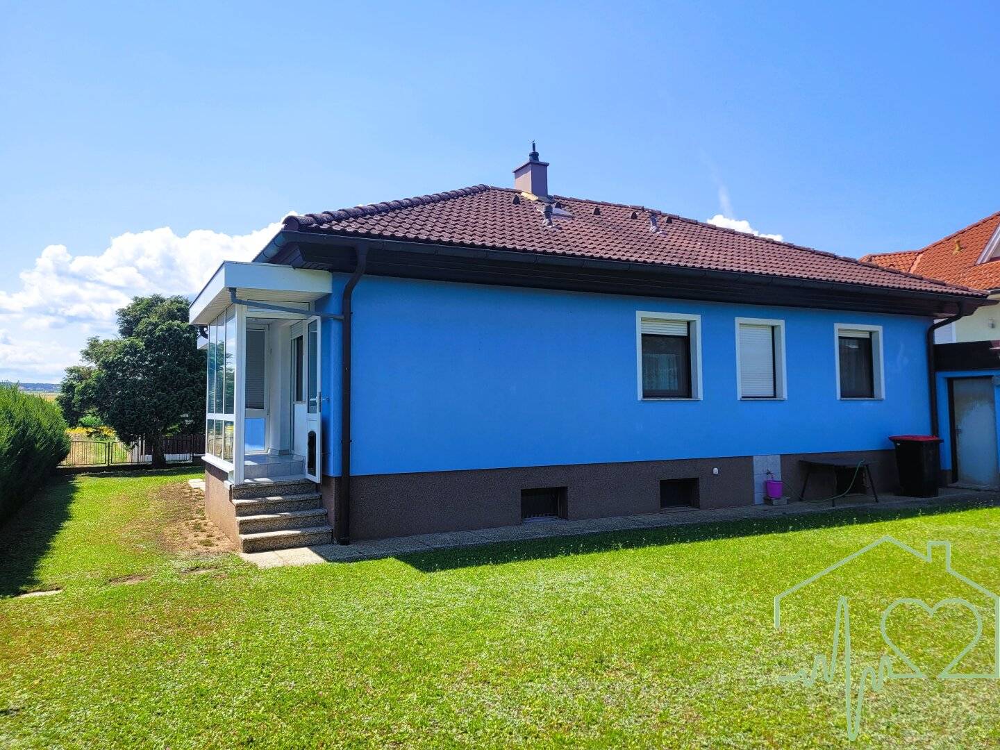 Sanierungsbedürftiges Einfamilienhaus mit Wintergarten und Garage