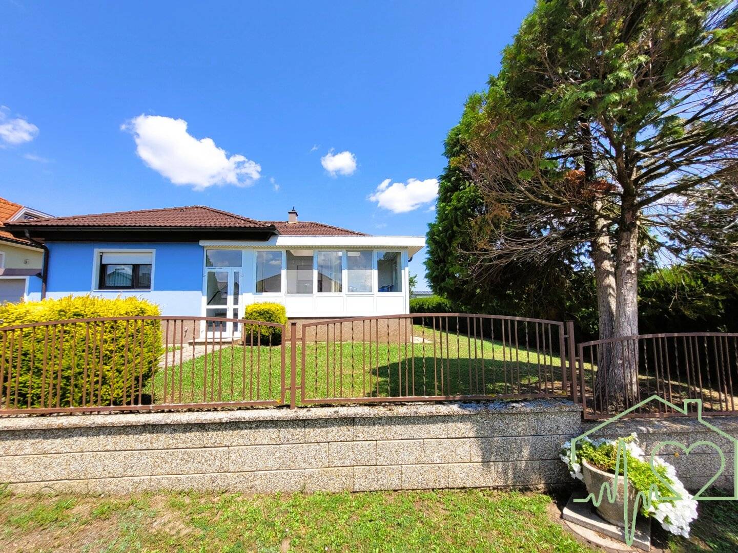Sanierungsbedürftiges Einfamilienhaus mit Wintergarten und Garage