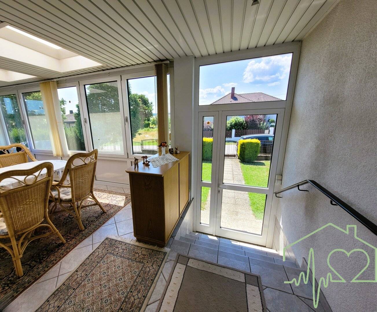 Sanierungsbedürftiges Einfamilienhaus mit Wintergarten und Garage