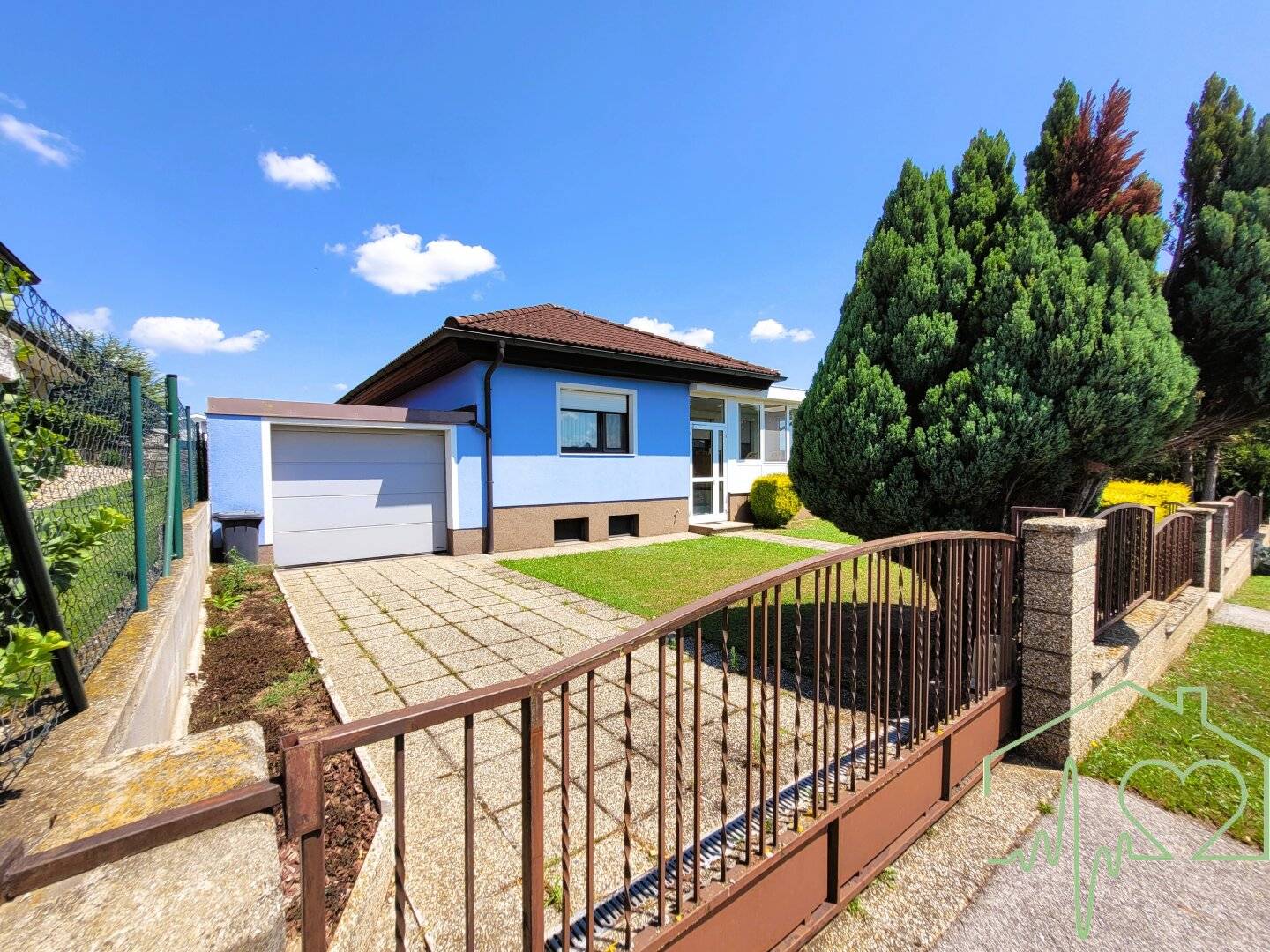 Sanierungsbedürftiges Einfamilienhaus mit Wintergarten und Garage