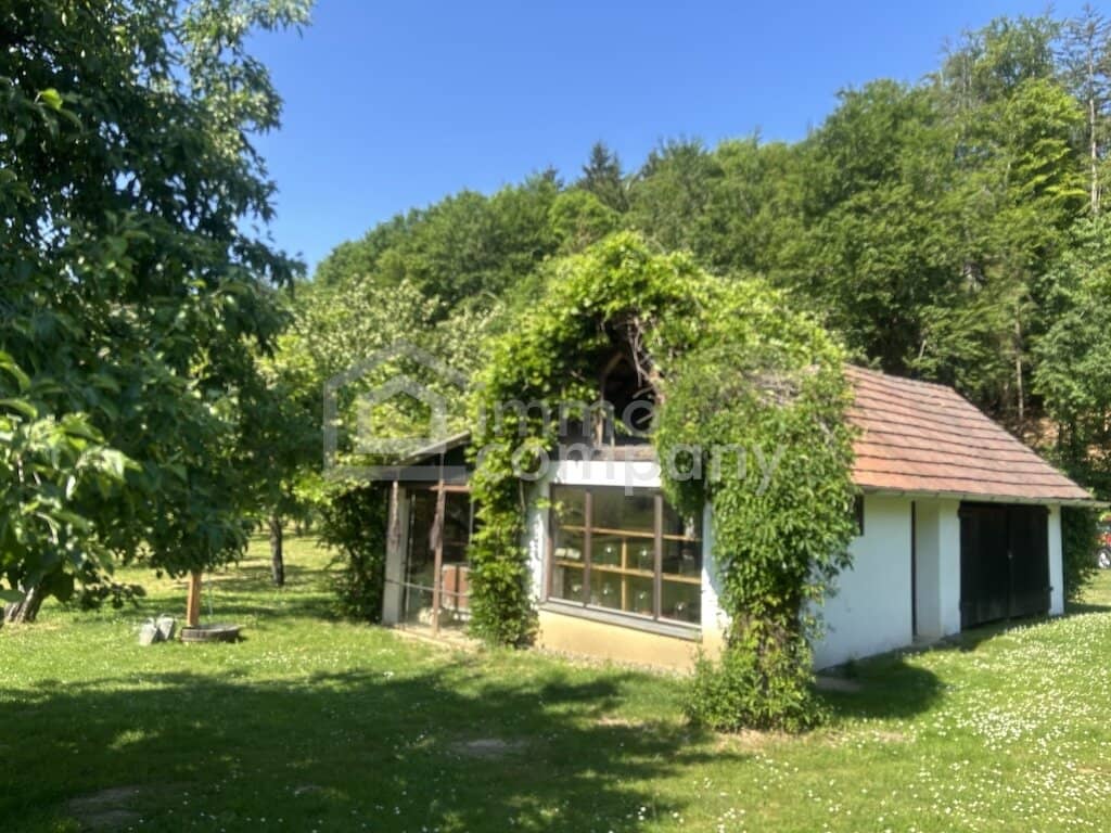 Bauernhaus mit Garage und überdachter Terrasse auf großem Grundstück