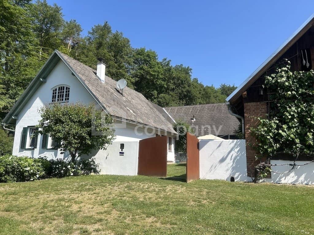 Bauernhaus mit Garage und überdachter Terrasse auf großem Grundstück