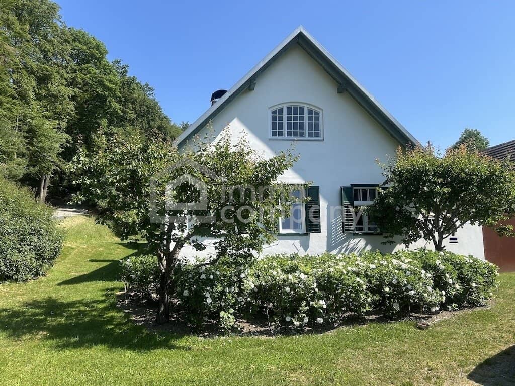 Bauernhaus mit Garage und überdachter Terrasse auf großem Grundstück