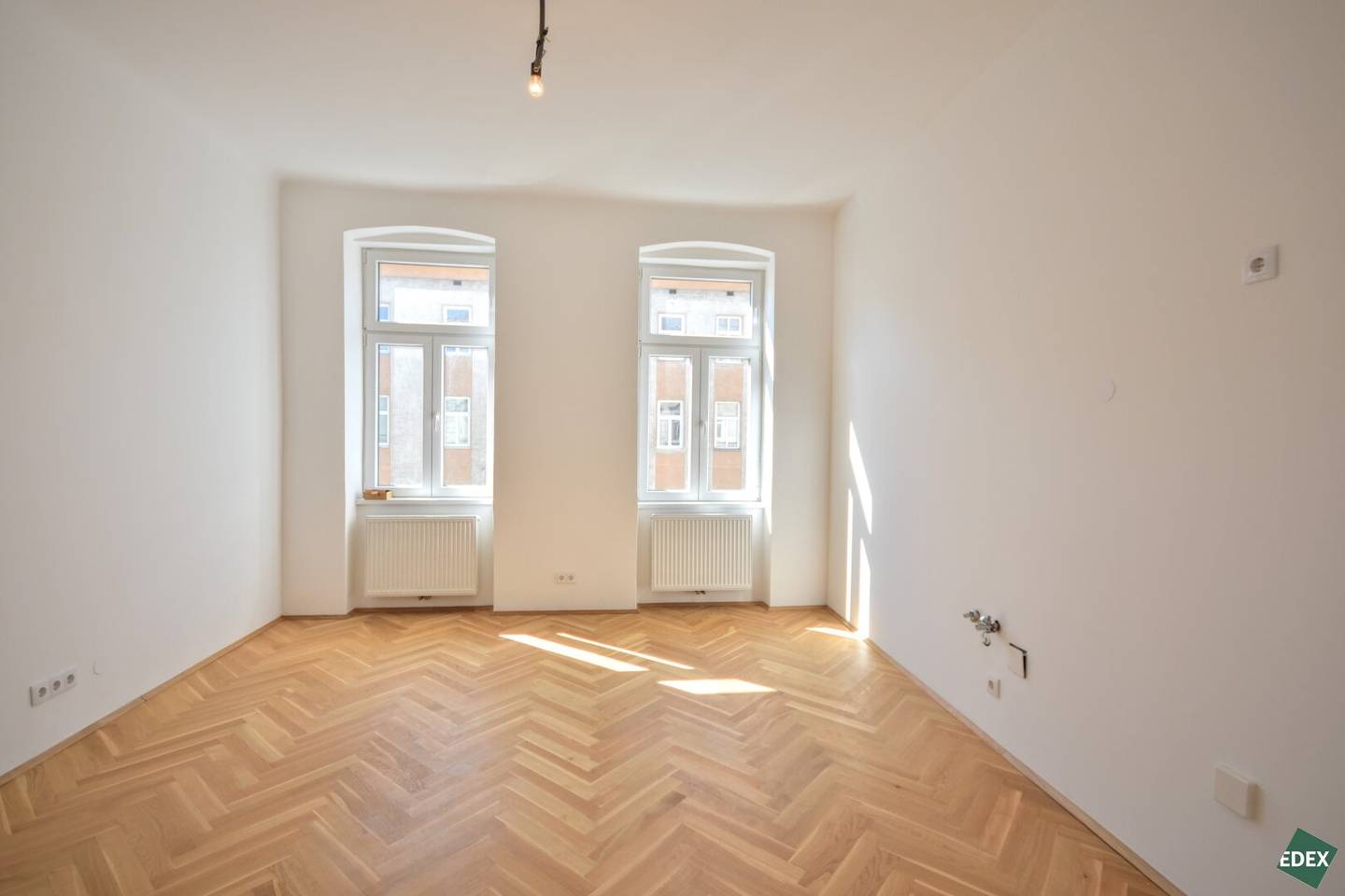 Renovated Altbau Apartment with Open Kitchen near Kongresspark