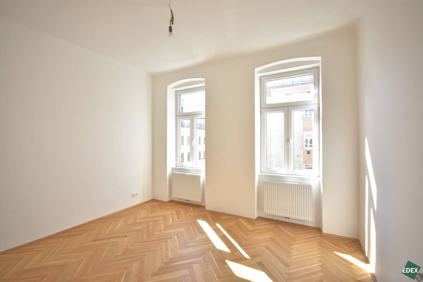 Renovated Altbau Apartment with Open Kitchen near Kongresspark