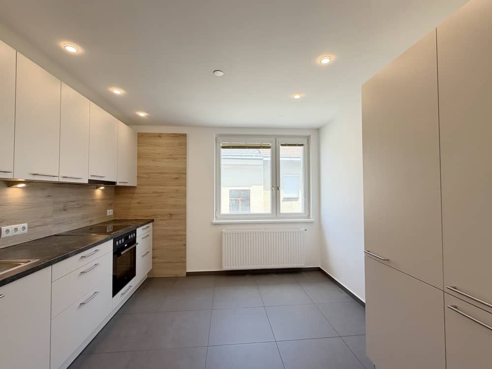 Bright apartment with fitted kitchen and guest WC